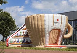 Maatwerk opblaasbaar springkussen voor Fortune in de vorm van een kopje koffie