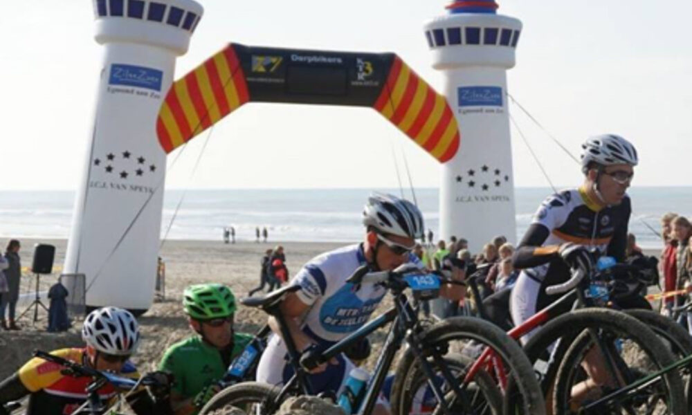 Derpbikers Egmond aan Zee reclameboog