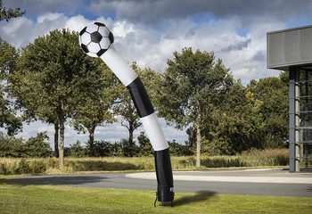 Koop nu online de skytube met 3d bal van 6m hoog in zwart wit bij JB Inflatables Nederland. Bestel deze skydancer direct vanuit onze voorraad