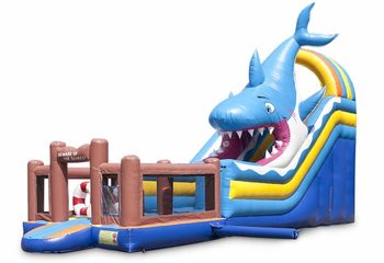 De opblaasbare glijbaan in haai thema met een plonsbad, indrukwekkend 3D object, frisse kleuren en de 3D obstakels bestellen voor kids. Koop opblaasbare glijbanen nu online bij JB Inflatables Nederland