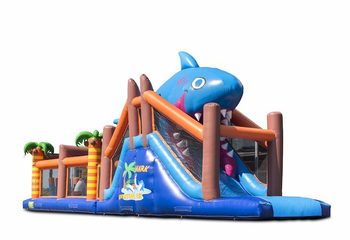 Bestel een 17 meter brede unieke stormbaan in haai thema met 7 spelelementen en kleurrijke objecten voor kinderen. Koop opblaasbare stormbanen nu online bij JB Inflatables Nederland