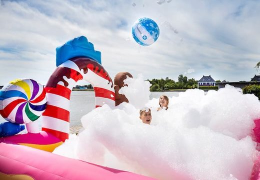 Opblaasbaar open bubble boarding park springkussen met schuim te koop in thema candyland snoep lollipop voor kids