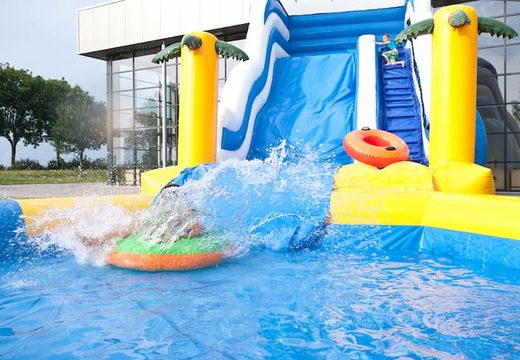 Groot opblaasbaar springkussen met glijbaan en waterbadje kopen in thema wave slide golf voor kinderen bij JB Inflatables