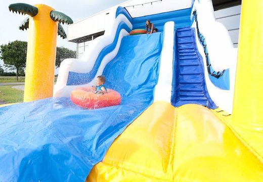 Groot opblaasbaar luchtkussen met glijbaan en zwembadje kopen in thema wave slide golf voor kinderen bij JB Inflatables