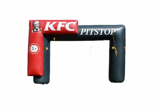 Maatwerk opblaasbare reclame boog voor KFC in huisstijl met logo's